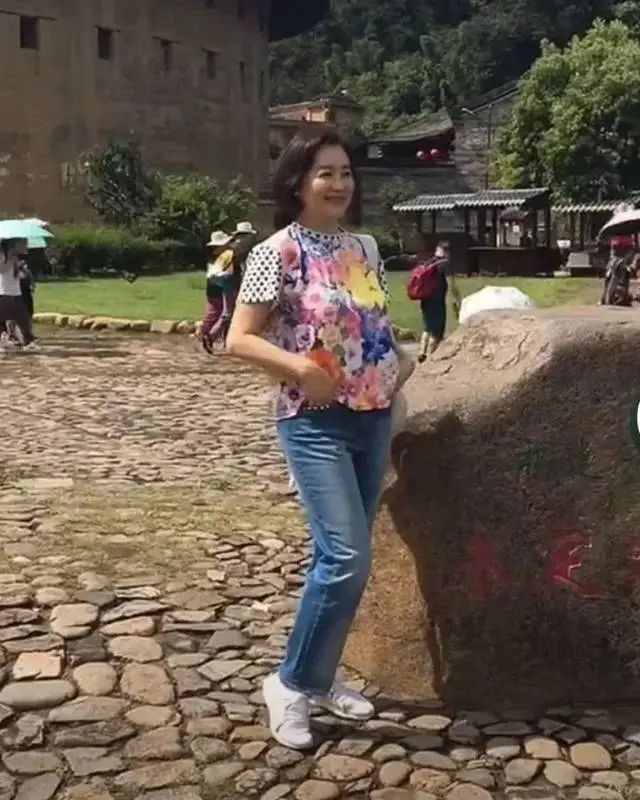 杨颖15岁旧照曝光容貌差异大,38岁杨颖全身照