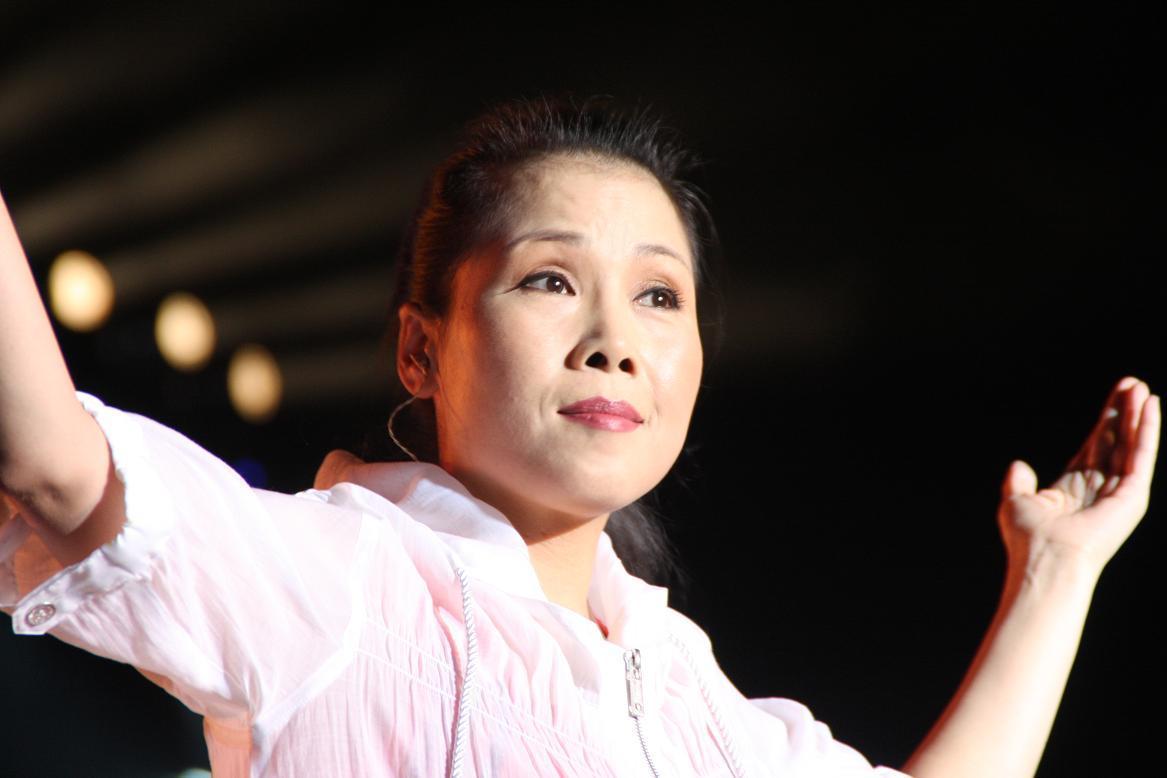 2001年田震颁奖事件视频现场,2001田震领奖现场发飙