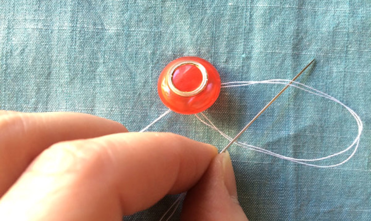 怎么在衣服上缝纽扣两孔,服装专业缝纽扣方法