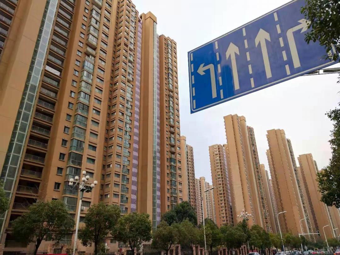 一路之隔繁华程度不一样,一路之隔和万人空巷的区分