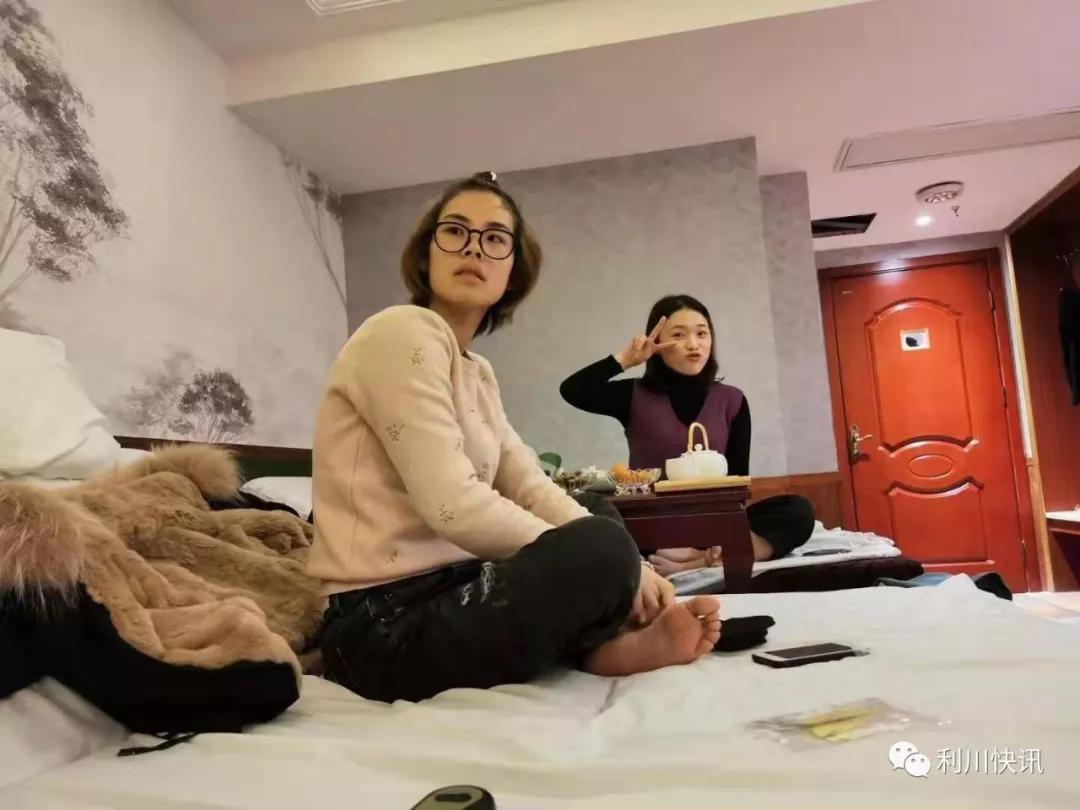 很多利川人到“东城路88号新世界国际酒店10楼”干什么了？