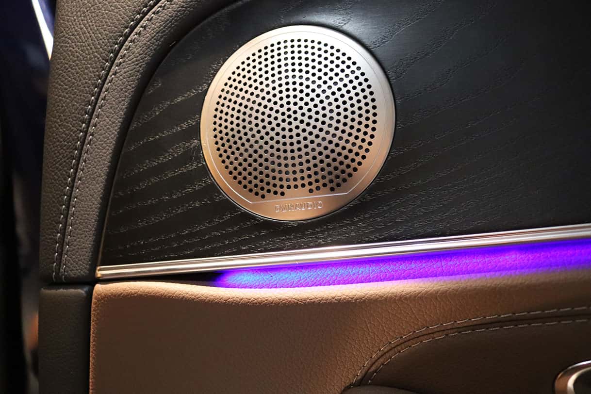 有型是什么,奔驰e200轿跑夜晚耍酷