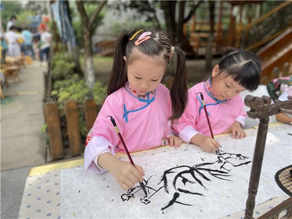 笔墨纸砚润童心，书香画韵趣国庆：合肥市宿州路幼儿园迎国庆活动