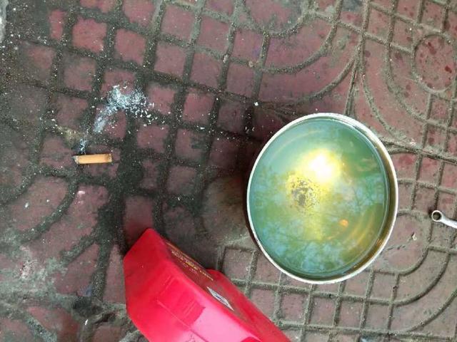 摩托车在加油站几米开始熄火,摩托车加油熄火排气管放炮冒黑烟