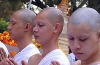 泰国人妖老了之后会是什么样？40岁之后的遭遇让人心生同情！