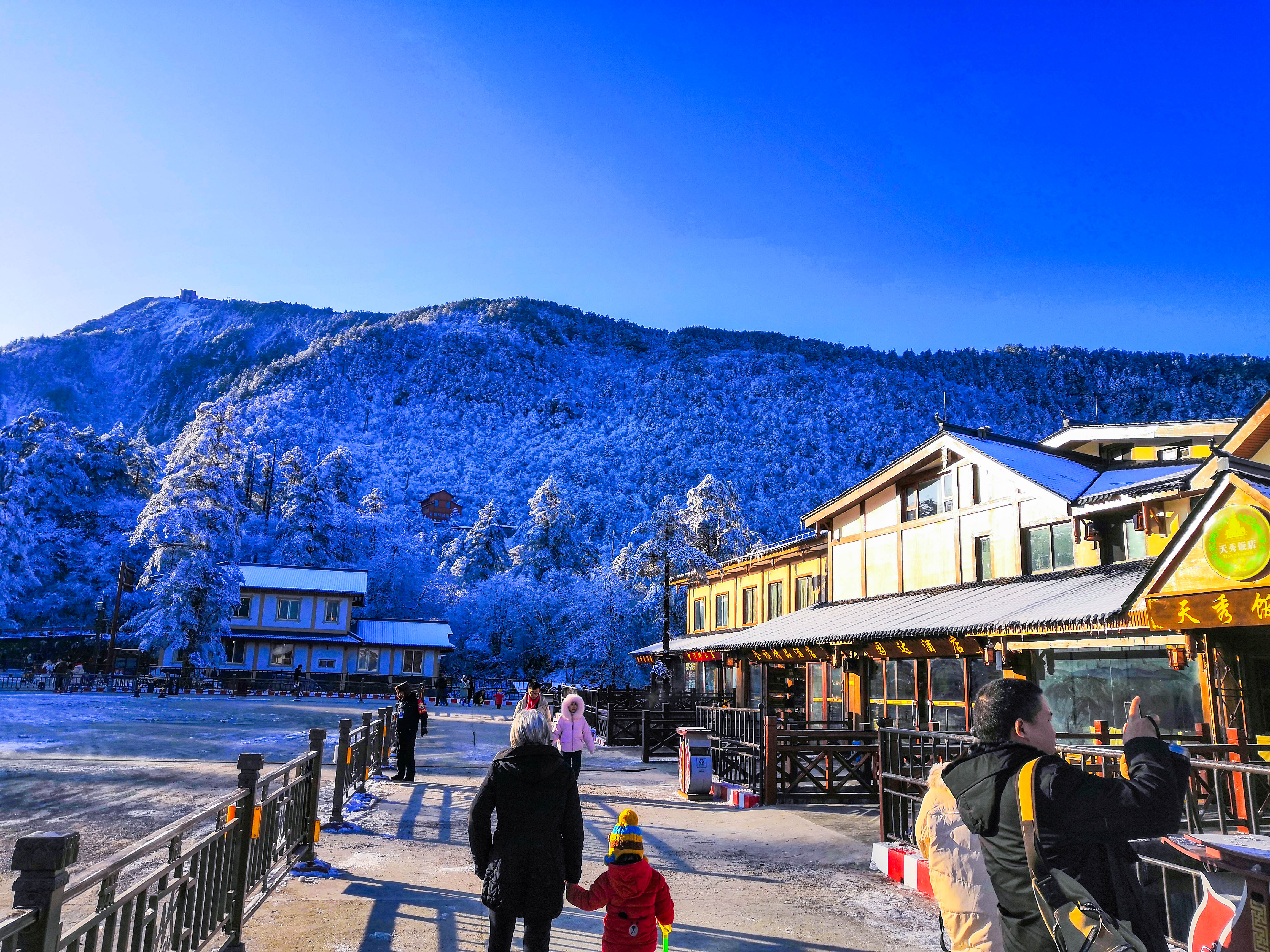 峨眉山冬雪仙境,峨眉山象城旅游