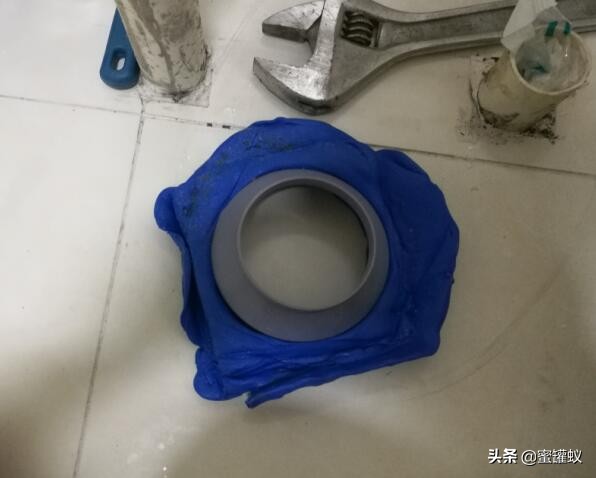 马桶底座脏漏水维修视频教程,马桶一冲水底座就漏水怎么办