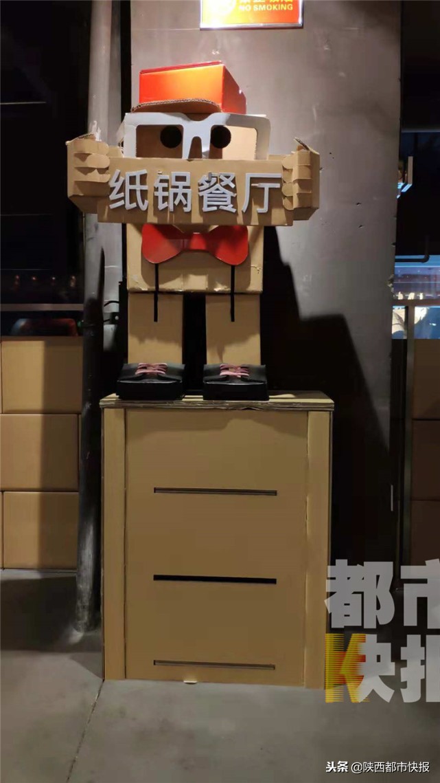 用废弃纸箱造出一座餐厅纸做的单人椅子能承担300斤以内的顾客