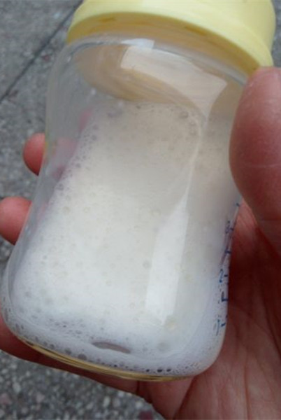 给宝宝冲奶粉时总是有泡沫，可能是这4个原因，宝妈需求了解