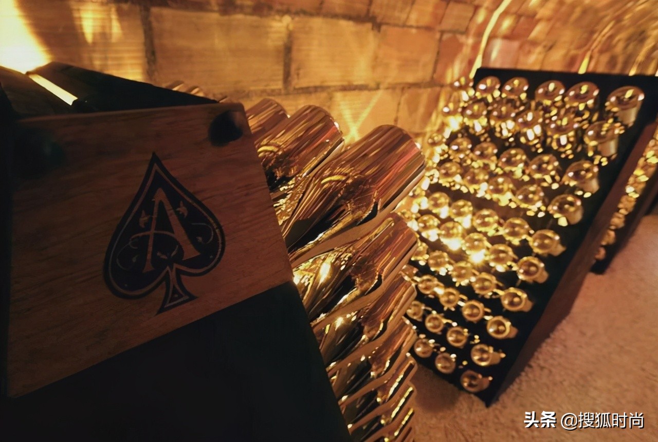 网友爆料王思聪夜店一晚消费30万,王思聪夜店花费4亿人民币