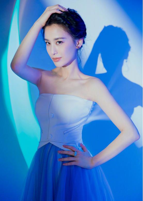 乘风破浪的姐姐黄圣依礼服 (黄圣依深v礼服走红毯完整版)