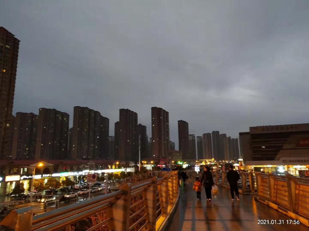 一路之隔繁华程度不一样,一路之隔和万人空巷的区分