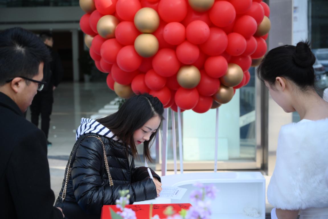 成都新越行吉利旗舰店卖什么车,吉利授权经销商吉利博越
