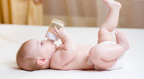 刚出生的婴儿不用喂奶么,为什么母乳喂养的宝宝不需求喝水