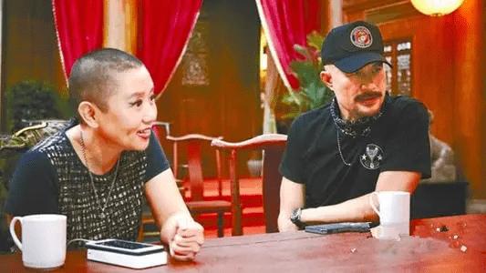 他被誉为“风月片”教父，拦截训练中的女兵，直言：我们结婚吧