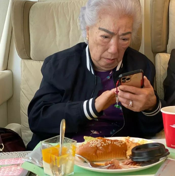 香港最强悍贵妇，一句话骂走王祖贤，93岁叼烟庆生超霸气