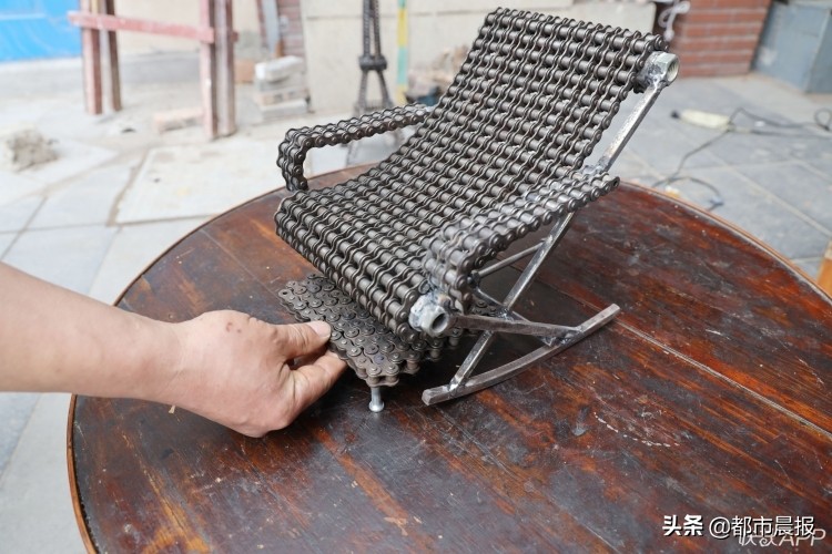 徐州这位修车铺老板用旧链条做埃菲尔铁塔、发掘机…发朋友圈获赞无数