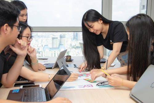 职场同事忙不过来需求主动帮忙吗,职场同事指导你你该如何感谢