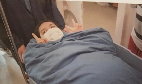 谢娜产后首次与张杰秀恩爱的视频,谢娜生了双胞胎张杰哭了