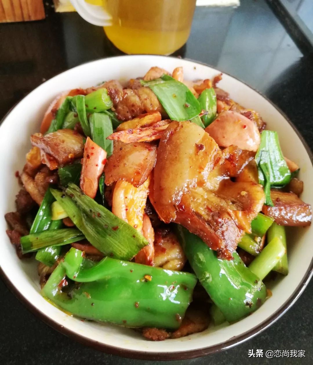 这个农家小炒菜，用萝卜干和猪肉一起炒，下饭就是香，肉贵也要吃