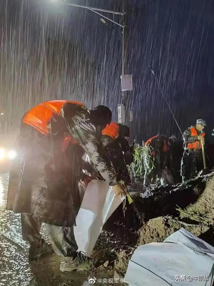 郑州机场暴雨的最新通告,郑州暴雨机场停飞了吗