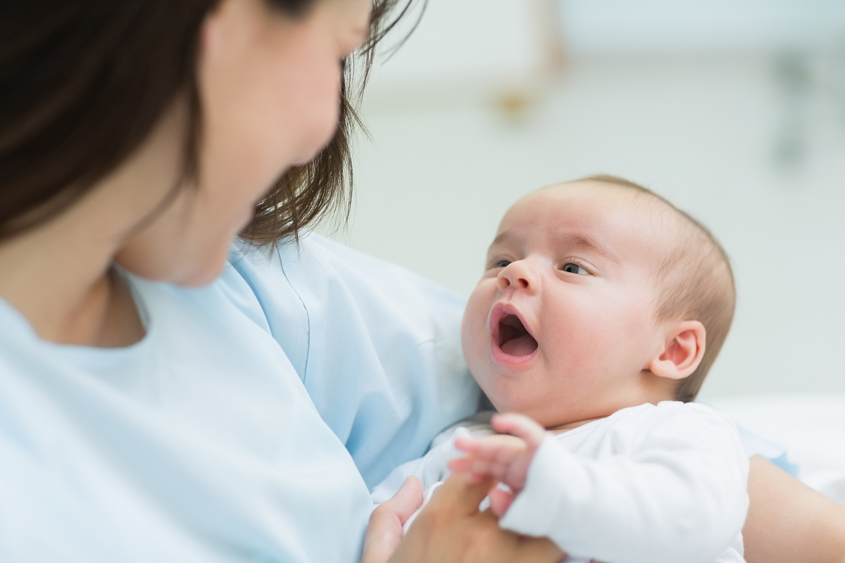 刚出生的婴儿不用喂奶么,为什么母乳喂养的宝宝不需求喝水