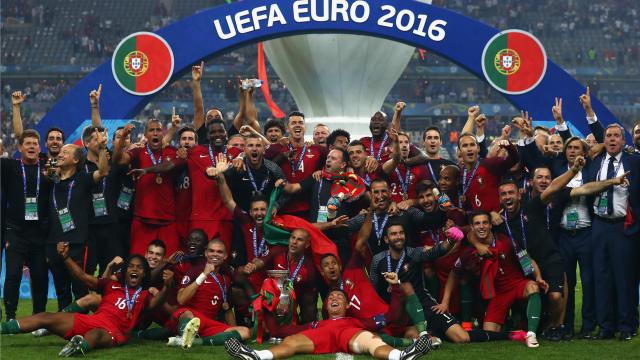 欧洲杯预选赛葡萄牙c罗4球,c罗获普斯卡什奖颁奖典礼照片