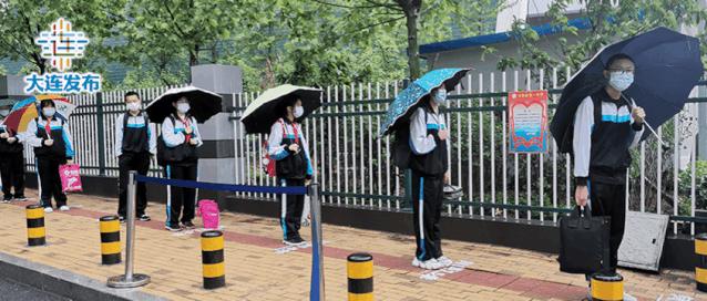 风雨中，“神兽”们返校了