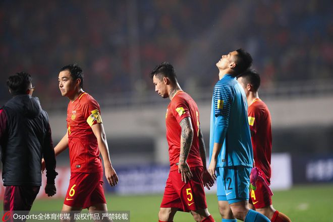 14亿人暴怒的比赛！国足绝望19秒：散步、看戏、中场任人*躏蹂**