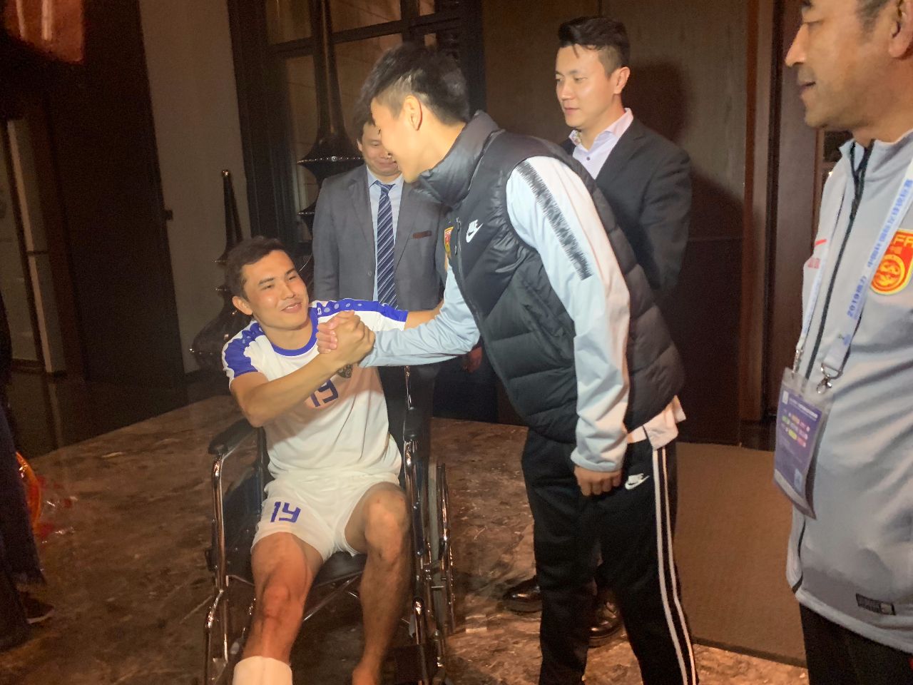 韦世豪给孙兴慜送花篮,韦世豪送花篮完整视频