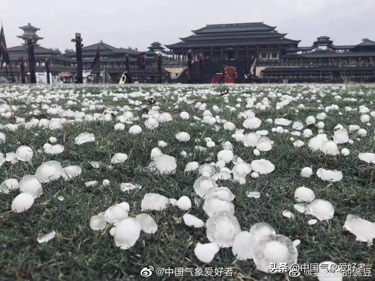 凶猛飑线来袭，大冰雹突袭浙江横店！网友：还以为是在拍戏