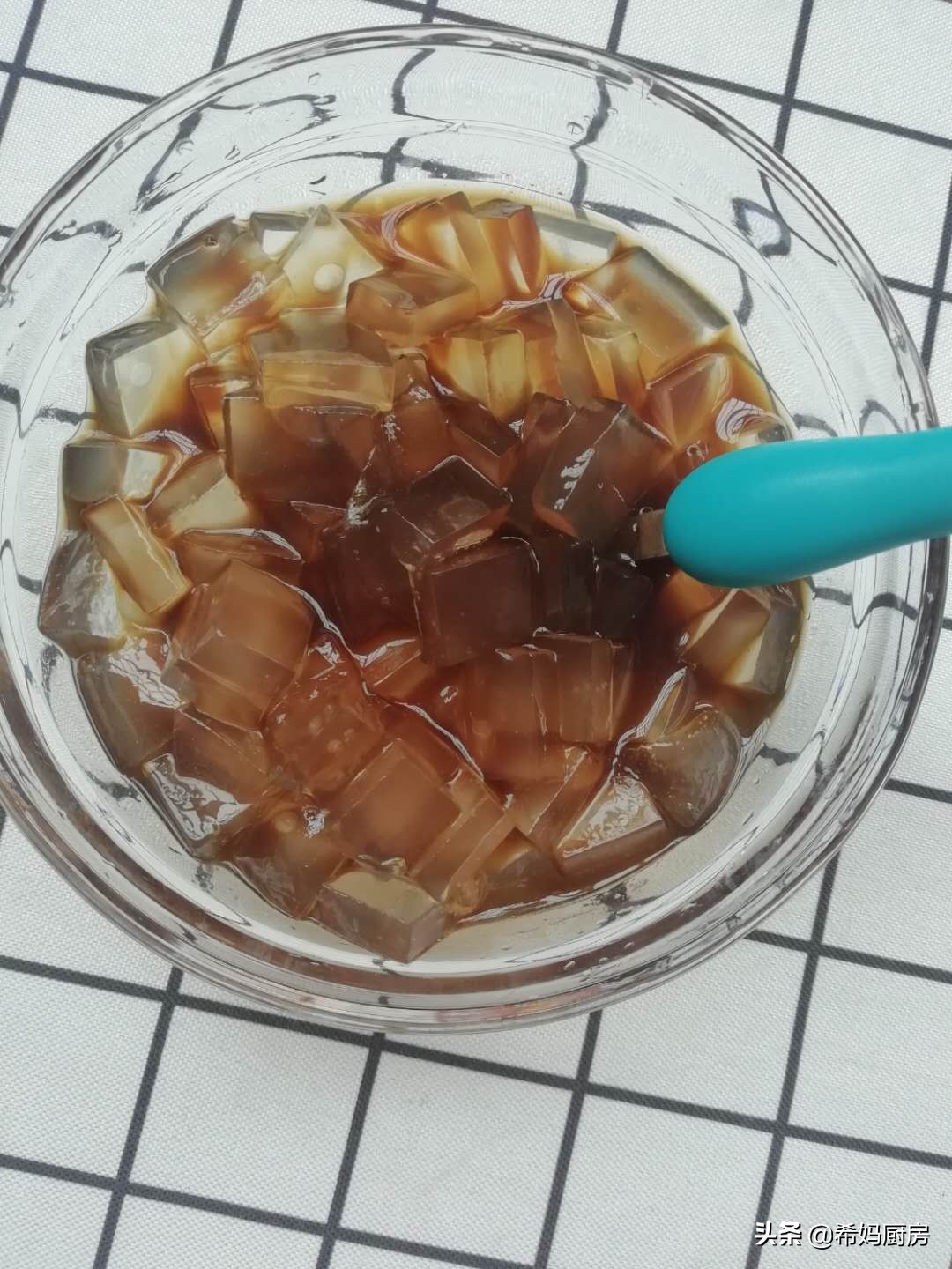 自制红糖凉粉，清凉爽口，两样食材就搞定