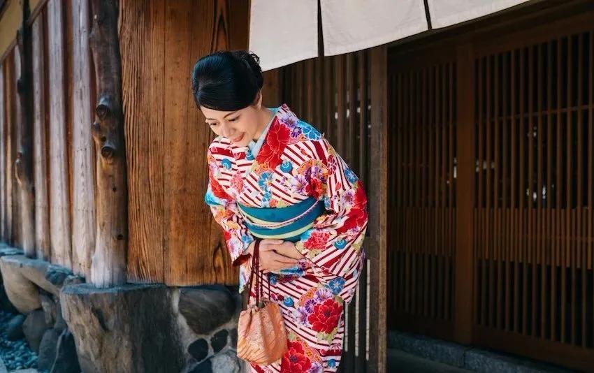 日本人鞠躬是弯90度吗,日本人为什么总鞠躬