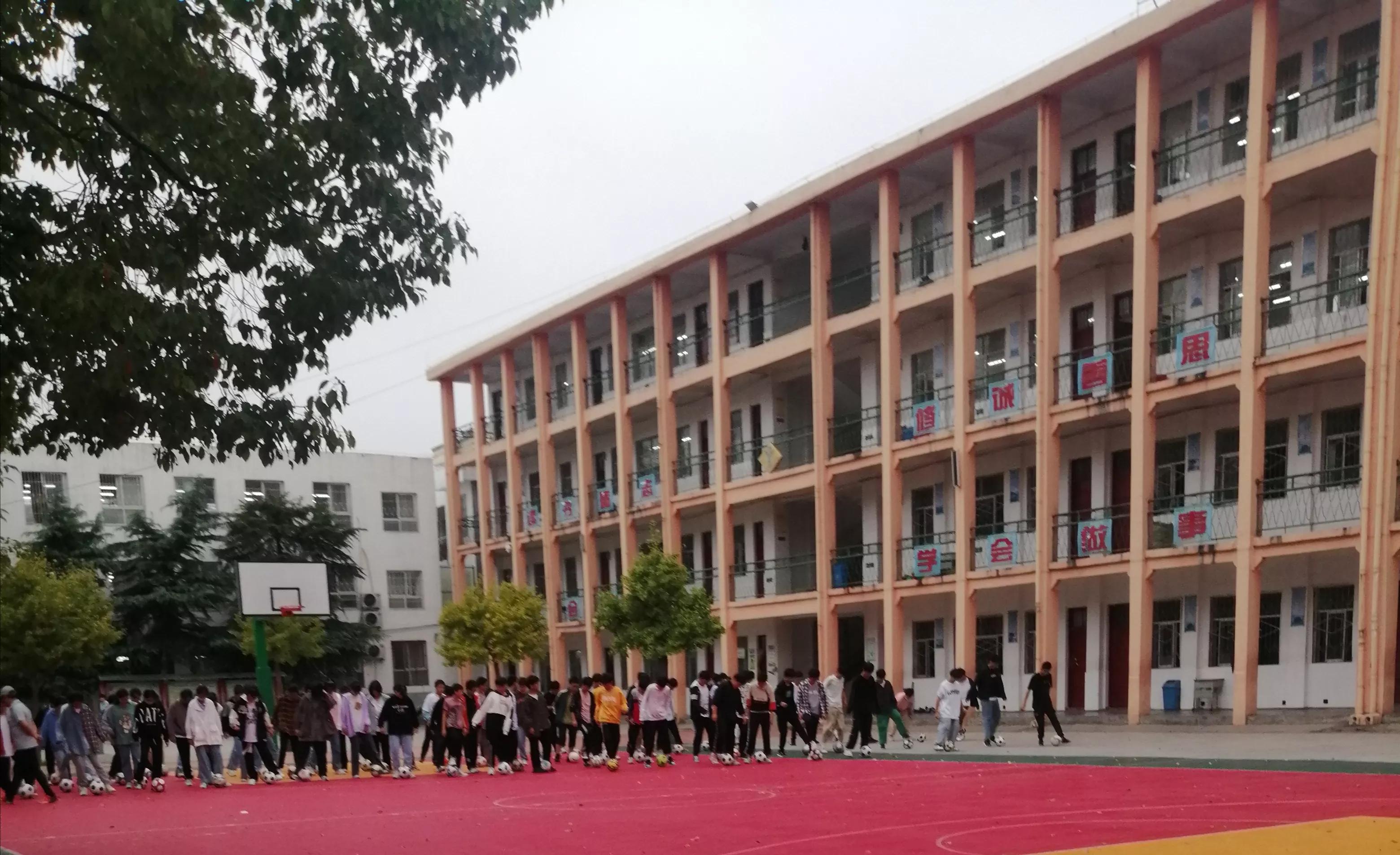 中国青少年足球的未来,初中孩子喜欢足球到了痴迷的程度