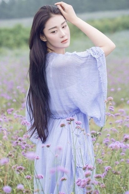 张馨予帽子造型,张馨予戴草帽玩特效自拍超接地气