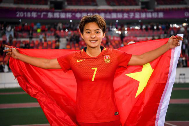 王霜梅开二度中国女足晋级东京,中国女球员王霜进球视频