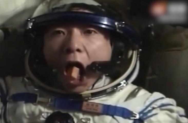 航天员在太空吃上月饼,航天员在太空吃月饼的视频