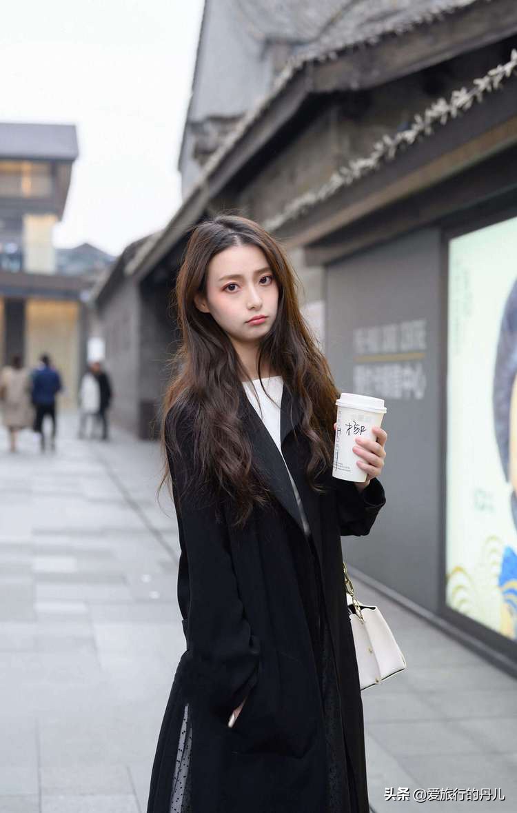 人人都有的黑色大衣如何搭,女士风衣怎么穿出高级感