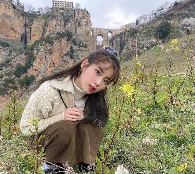 她是“韩国版”刘诗诗，今穿针织衫灯芯绒裙，27岁甜美似高中生