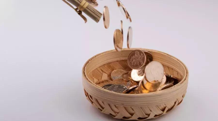 一方欠债会冻结配偶银行卡吗,一方欠债可履行另一方公积金吗