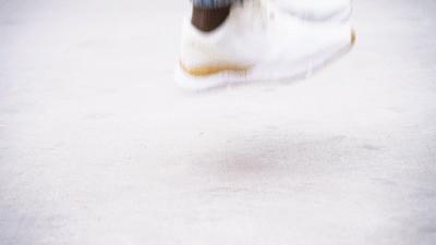 缓震支撑慢跑跑鞋纯黑,百元以内防滑跑鞋