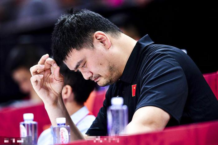 中国男篮年轻球员让人看到了希望,中国男篮非职业的打不过cba球员吗