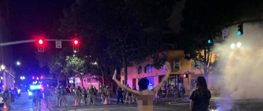 美国“夜之女神”衣不蔽体走在街上做瑜伽*威示**，一群警察望而却步