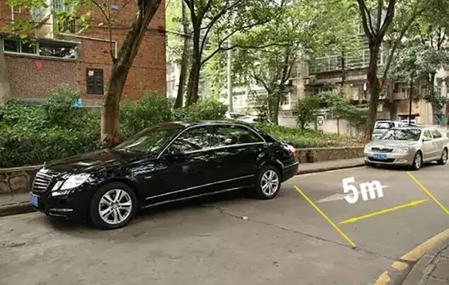 开车如何判断车头与前车距离,开车看不到前车盖怎么判断距离