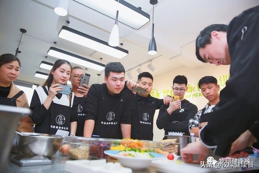 线上做轻食沙拉店靠谱吗,轻食沙拉店不加盟要怎么做