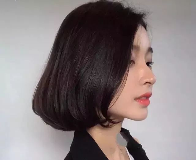 小脸发型女2020流行中短烫发发型,小脸发型女2020流行发型超短发