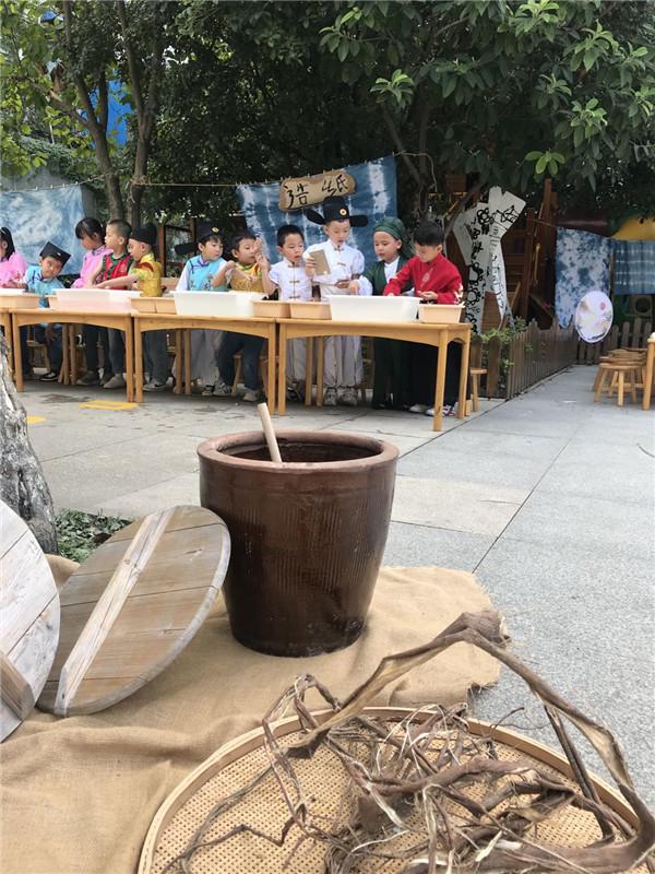 笔墨纸砚润童心，书香画韵趣国庆：合肥市宿州路幼儿园迎国庆活动