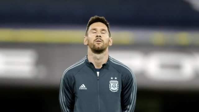 致敬马拉多纳！阿根廷身穿纪念球衣出场，梅西热泪盈眶，FIFA特批