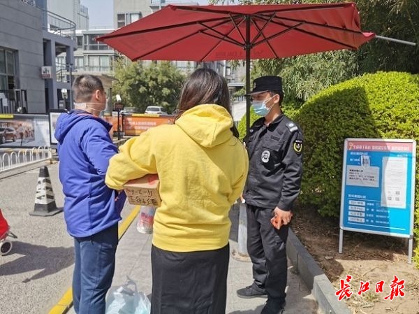 小区外拿个快递再进门也要测体温，北上广小区封闭管理不松动