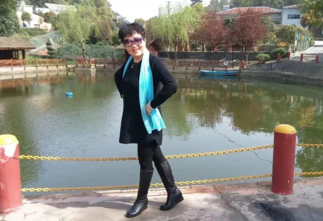 中国大妈拍照十大姿势抖音,中国大妈丝巾拍照姿势